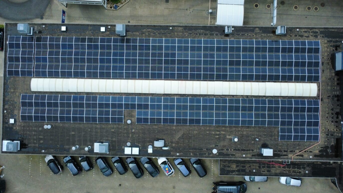 Zonnepanelen op dak Schadenet Rijnders