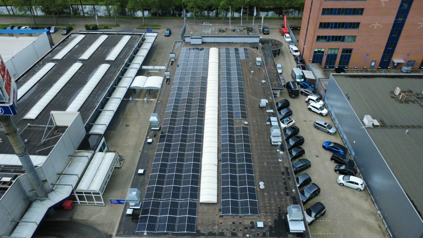 Zonnepanelen op plat dak Schadenet Rijnders