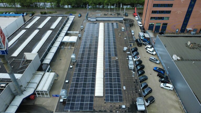 Zonnepanelen op plat dak Schadenet Rijnders